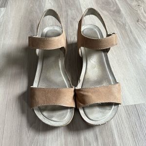 White Mountain sandals